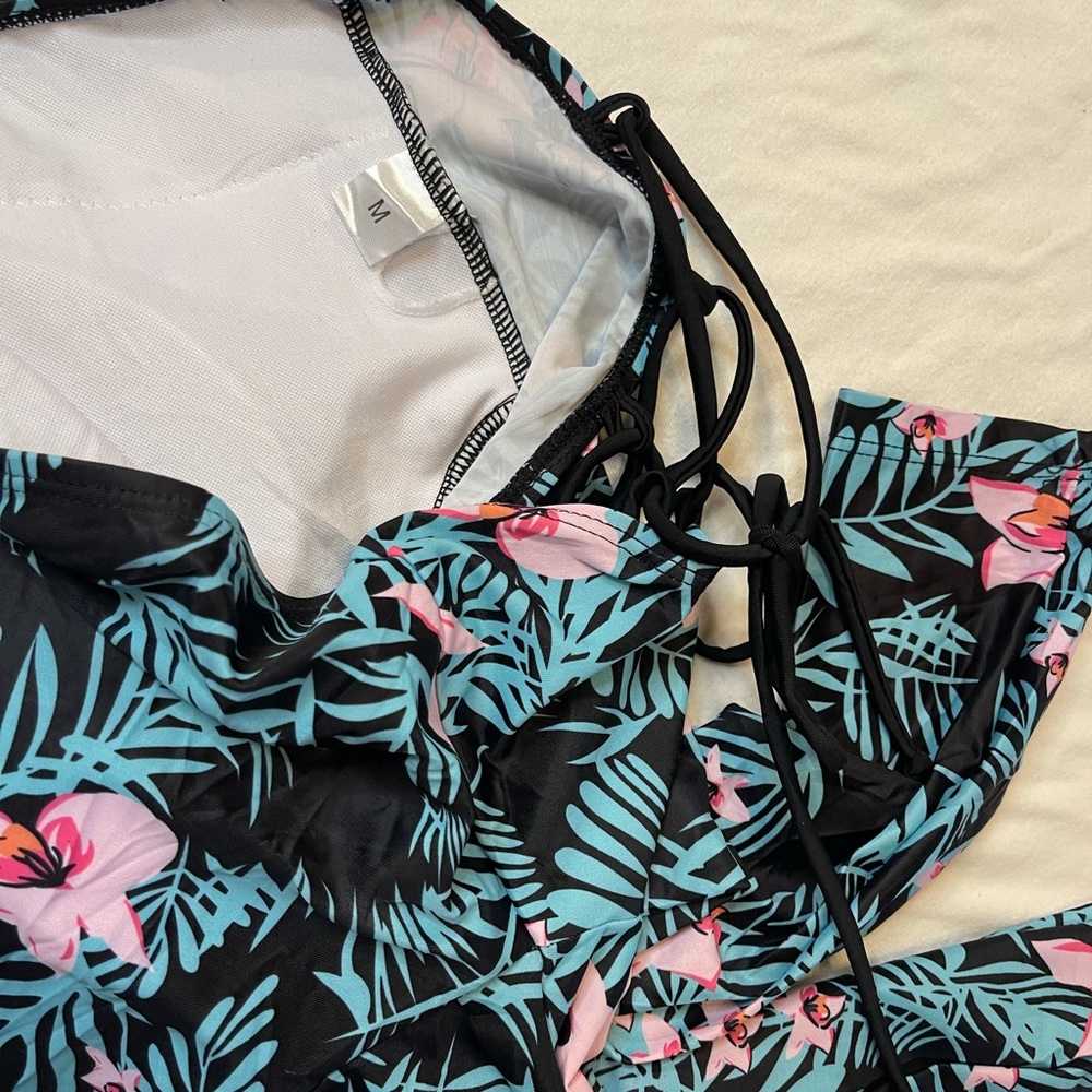 Long sleeve and shorts Bikini Swim Suit - Picture 7 of 7